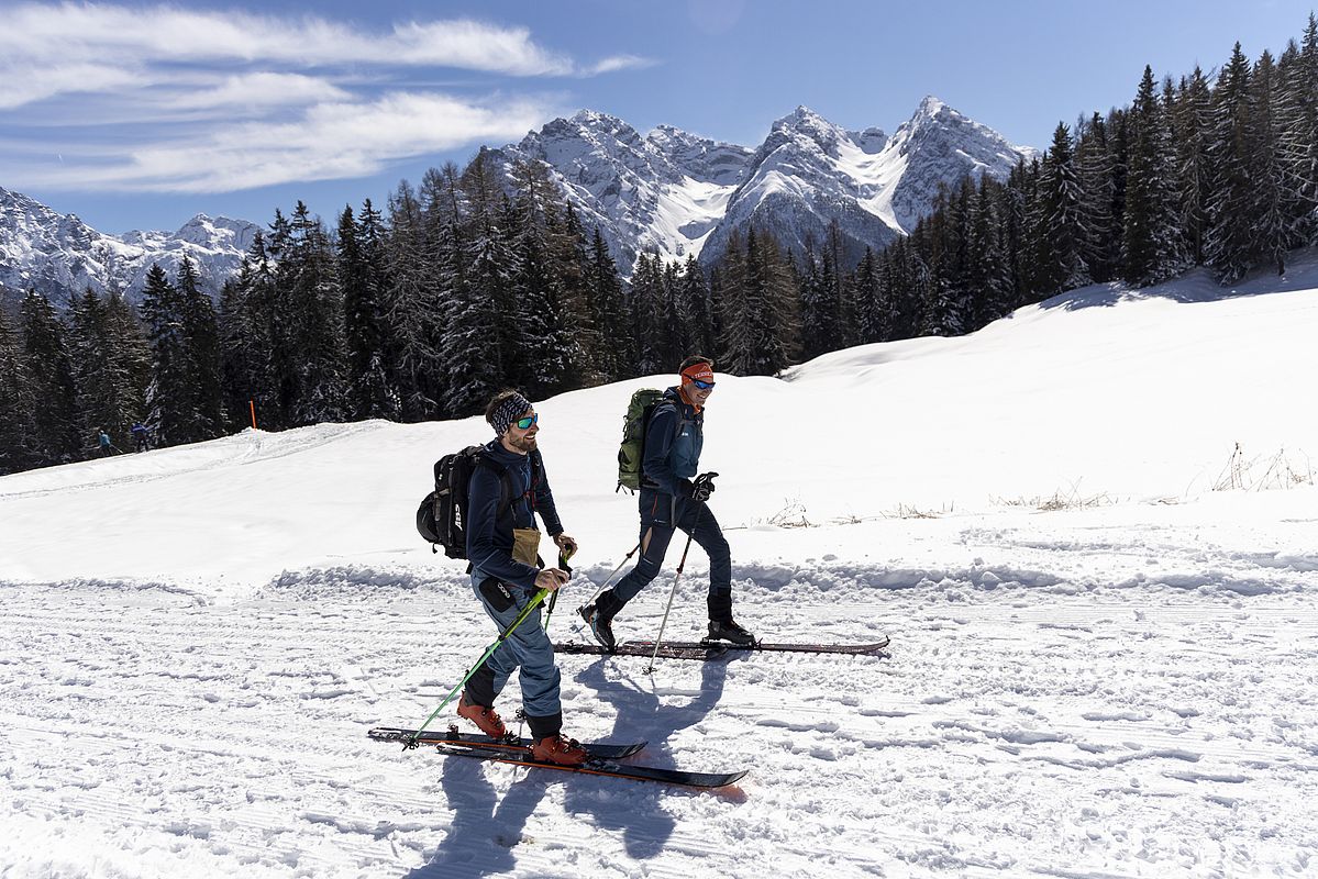 Auf den ersten Metern geht es entlang der Skipiste und des Winterwanderwegs.