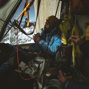 Sean Villanueva O’Driscoll spielt auf seiner Tin Wistle im Portaledge, Foto: Drew Smith (via Patagonia)