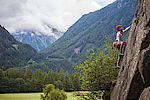 Melina klettert in Oberrried im Ötztal