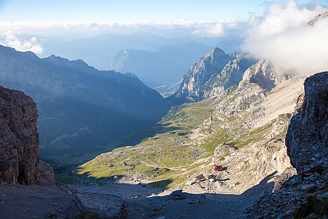 Tiefblick aus der Ostwand der Cima d'Ambiez auf die Hütte und ins Val d'Ambiez. Tiefblick aus der Ostwand der Cima d'Ambiez auf die Hütte und ins Val d'Ambiez.