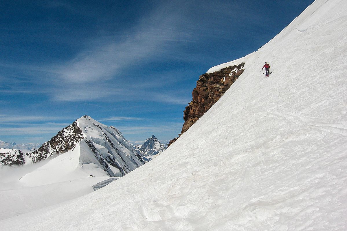 Abfahrt von der Parrotspitze, links der Lyskamm und ganz hinten das Matterhorn 
