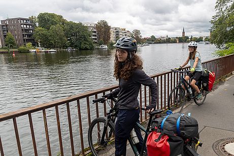 Radweg entlang der Spree durch Berlin