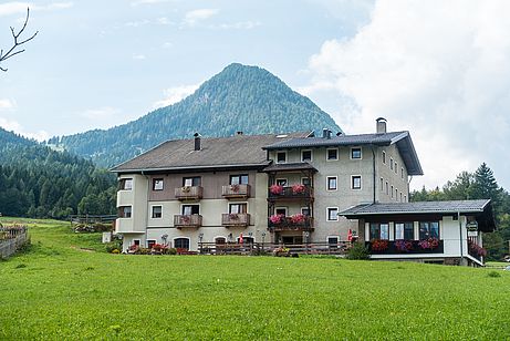 Der Kreithof befindet sich nahe bei den Felsen und bietet eine willkommene Einkehr nach dem Klettern. Der Kreithof befindet sich nahe bei den Felsen und bietet eine willkommene Einkehr nach dem Klettern.