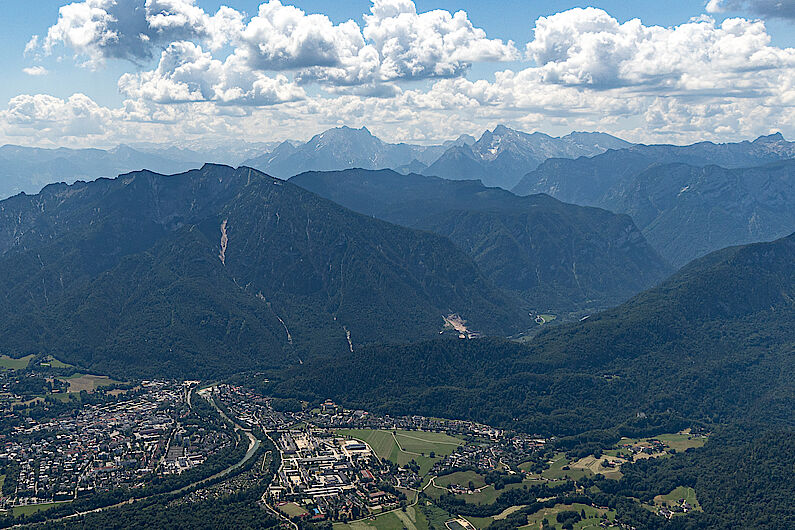 Tiefblick vom Hochstaufen auf Bad Reichenhall - dahinter der Watzmann und der Hochkalter