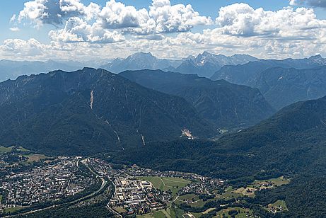 Gipfelpanorama Tiefblick vom Hochstaufen auf Bad Reichenhall - dahinter der Watzmann und der Hochkalter