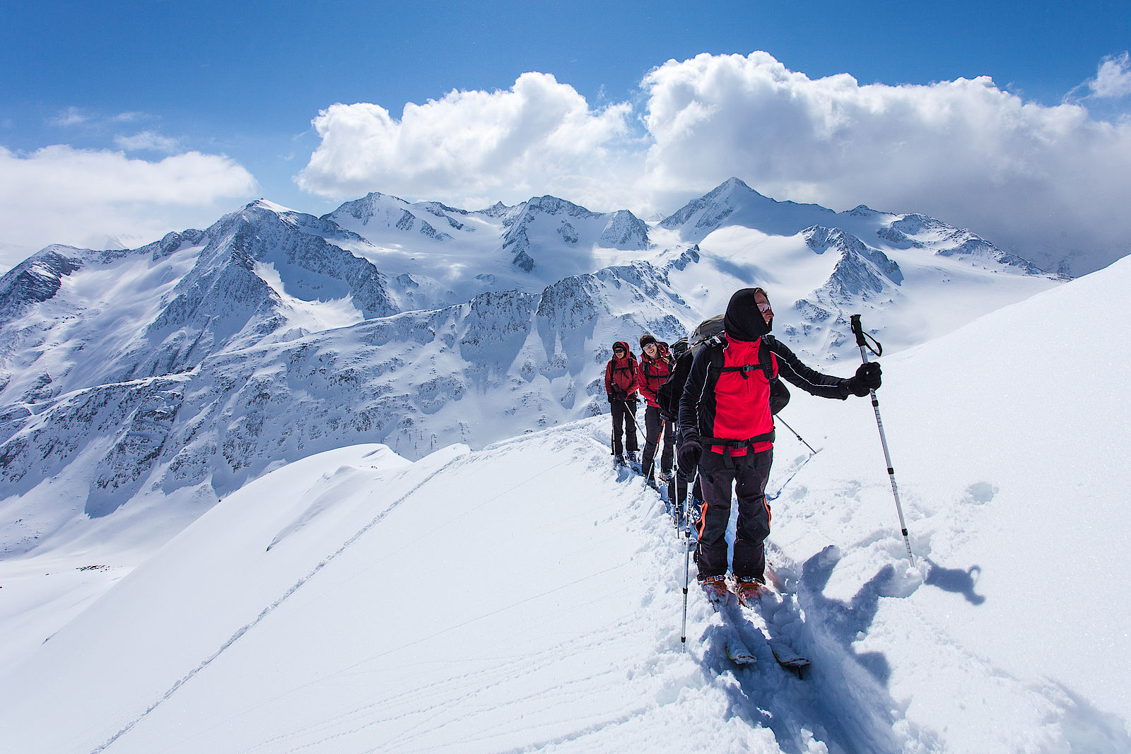 Aufstieg zum Saykogel mit Blick auf das grandiose Tourengebiet