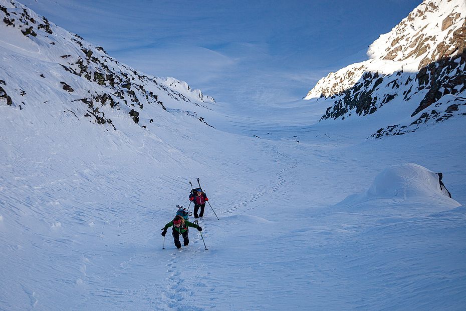 Die Bewährungsprobe für die Oberschenkel: Die Gipfelrinne am Lasörling mit Ski am Rucksack