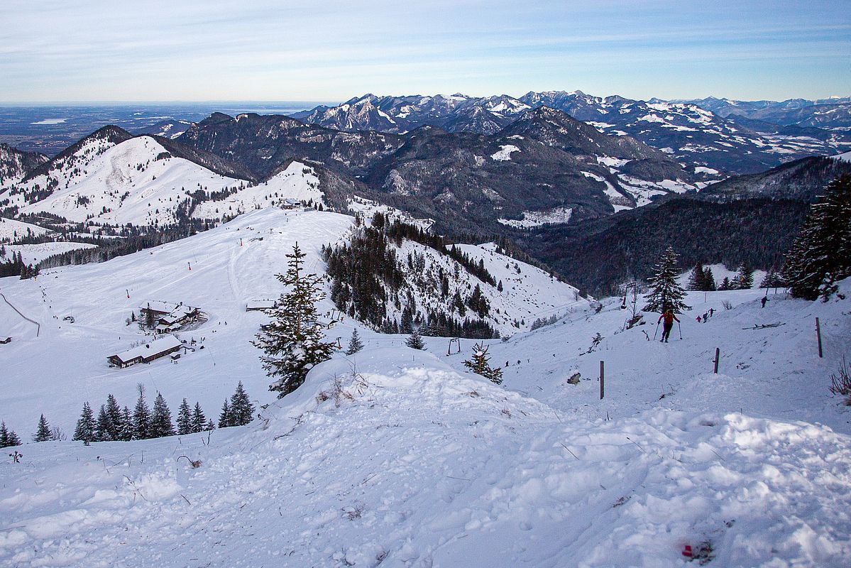 Tiefblick vom Gipfel auf das Obere Sudelfeld