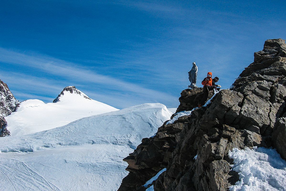 Blick vom Schwarzhorn zur Ludwigshöhe und zur Zumsteinspitze 