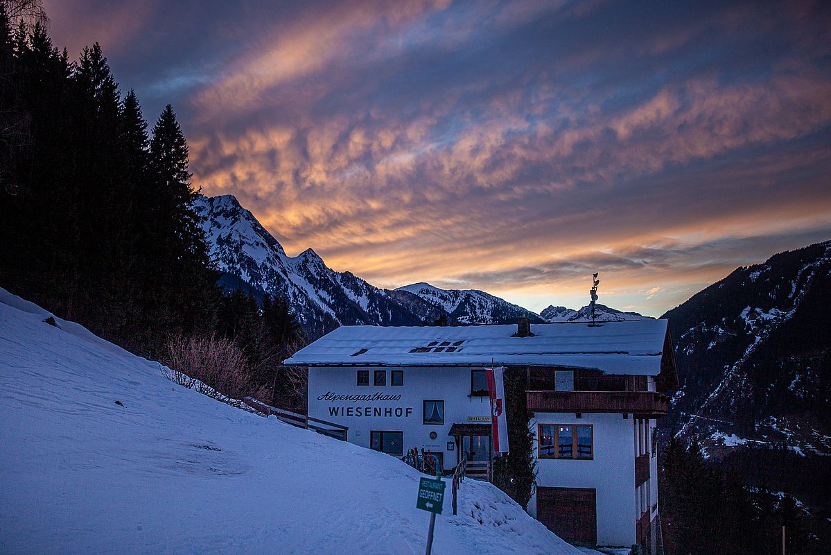 Nette Wolkenstimmung am Wiesenhof kurz vor Ende der Abfahrt
