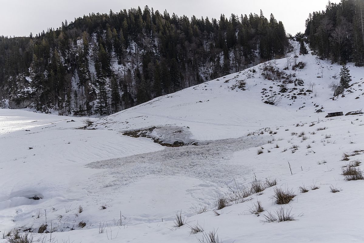 Keine Lawine, sondern vermutlich vom Wasser rausgespülter Schnee