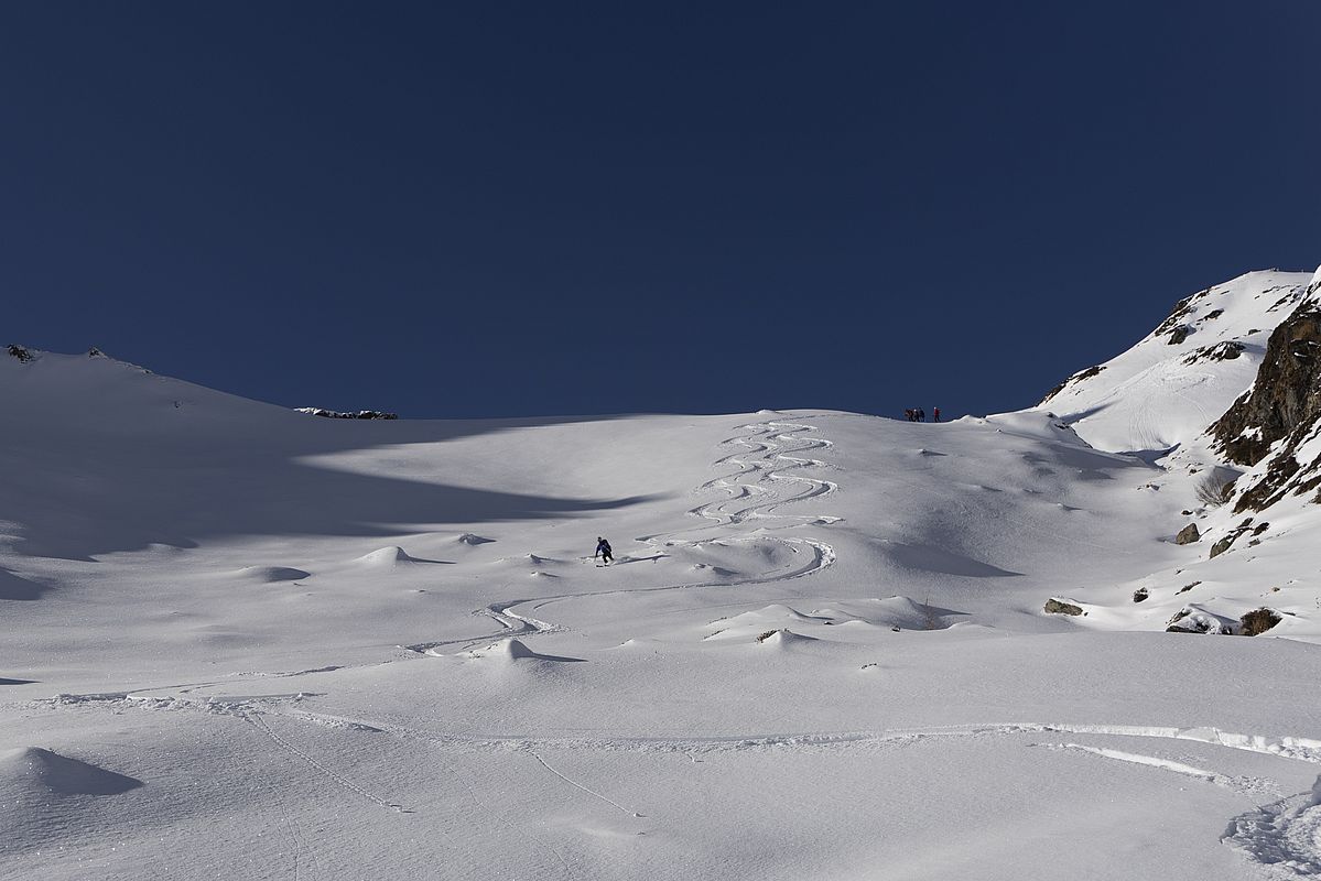 Nochmal ein steilerer Hang hinab zur Vallruggalm erfordert einzelnes Fahren