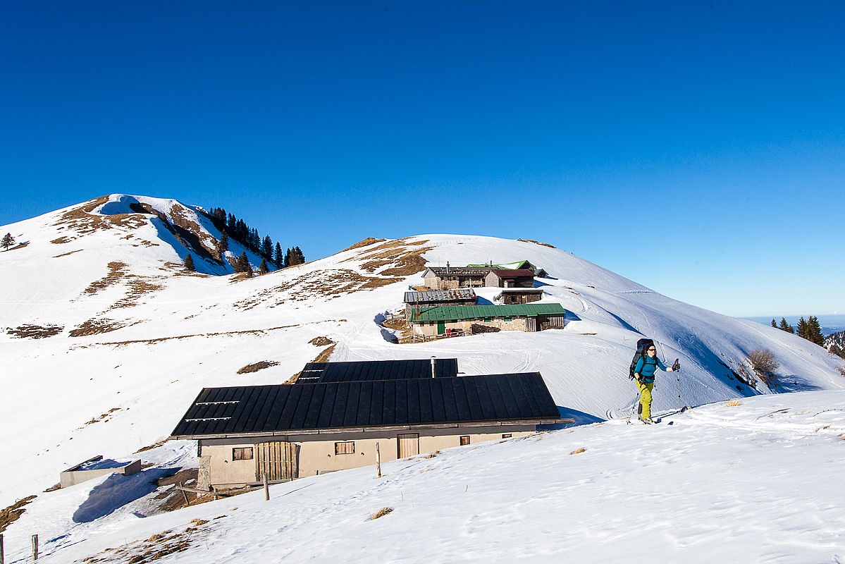 An den Roßsteinalmen - hinten die Hochplatte.