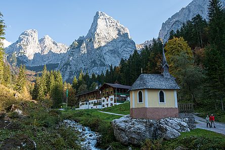 Die Kleine Halt überragt eindrucksvoll das Anton-Karg-Haus Die Kleine Halt überragt eindrucksvoll das Anton-Karg-Haus
