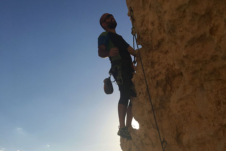 Guido klettert überm Meer