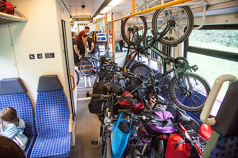 Überfülltes Radabteil im Zug nach Mittenwald