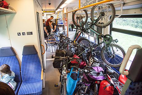 Überfülltes Radabteil im Zug nach Mittenwald Überfülltes Radabteil im Zug nach Mittenwald