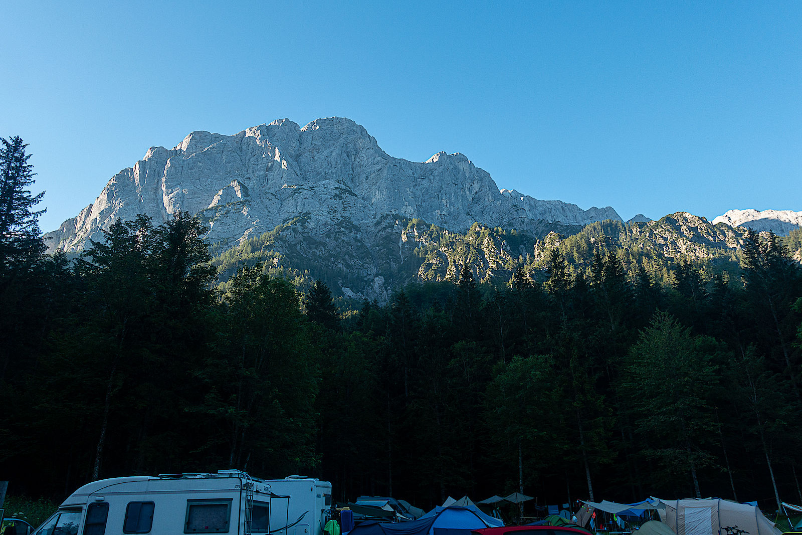 Blick vom Zeltplatz auf Planspitze und Peternschartenkopf