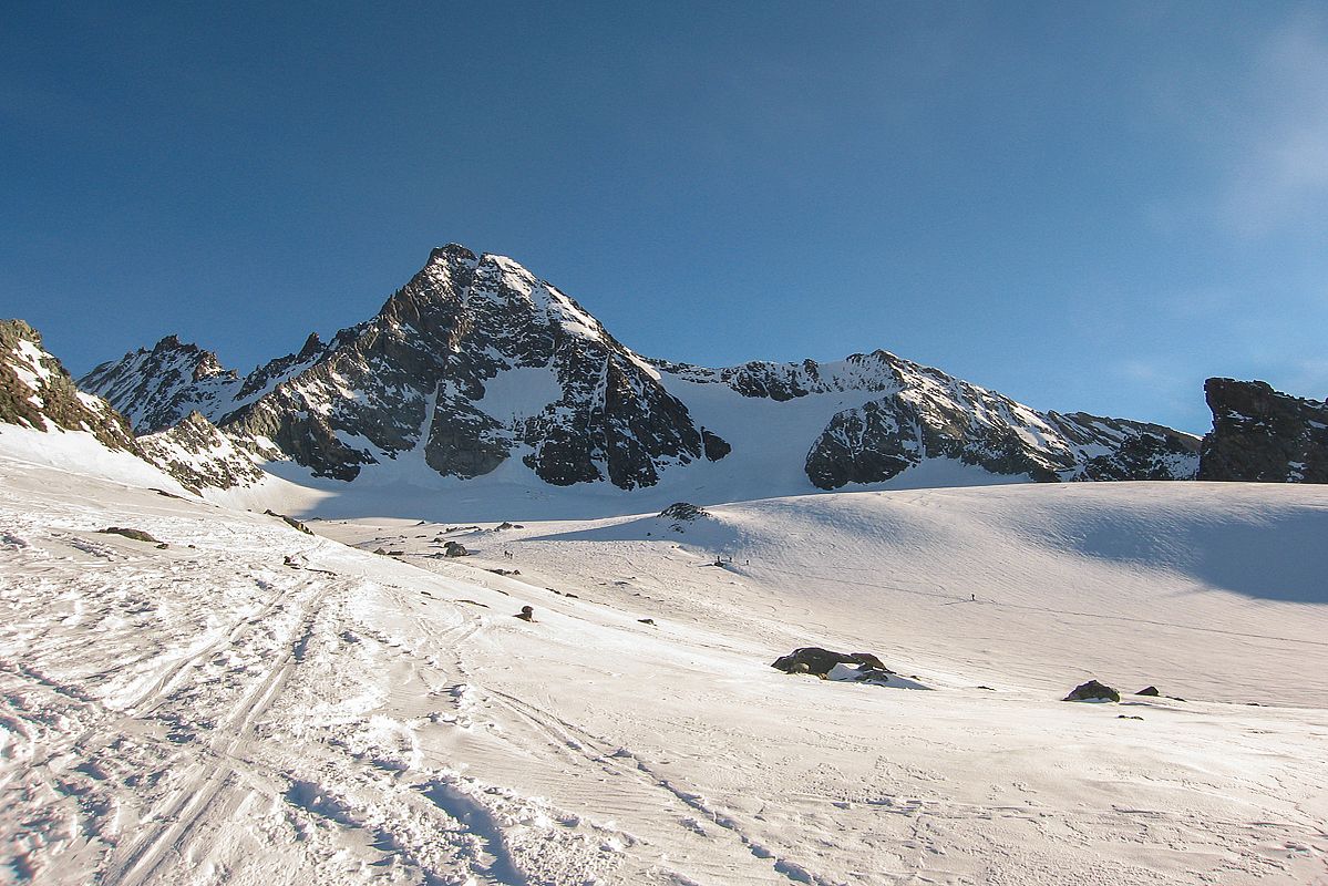 Das Ködnitzkees mit dem Steilhang, der rechts vom Großglockner hinaufführt. 