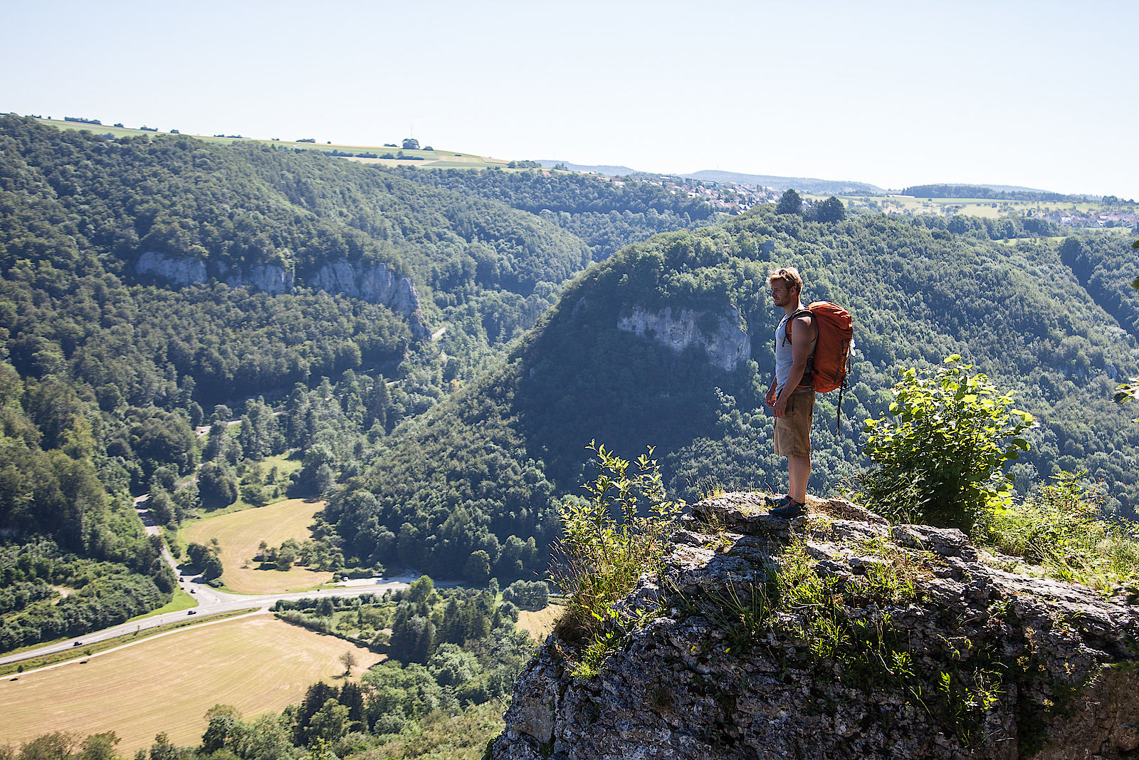 Blick über das Ermstal auf die Uracher Alb
