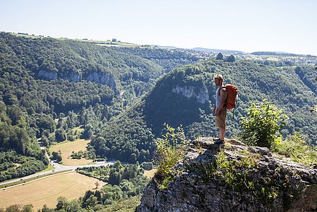 An den Sirchinger Nadeln Blick über das Ermstal auf die Uracher Alb
