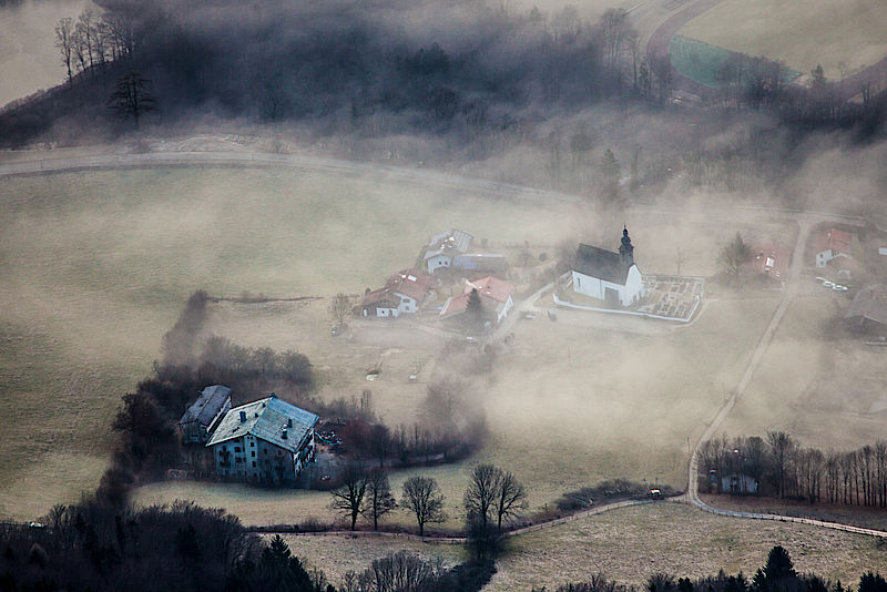  Tiefblick auf die Kirche von Nonn