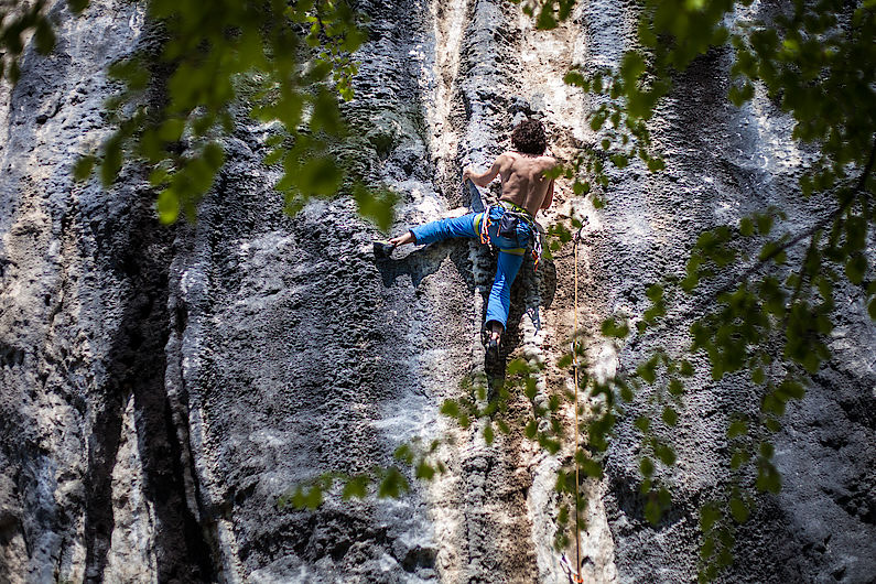 Stefan klettert Gatto Silvestro (7a) im Klettergebiet Orme dei Dinosauri