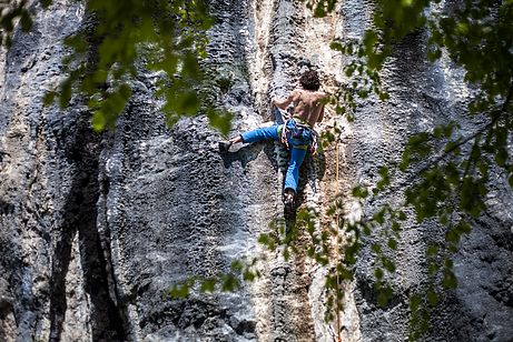 Stefan in Gatto Silvestro (7a) Stefan klettert Gatto Silvestro (7a) im Klettergebiet Orme dei Dinosauri