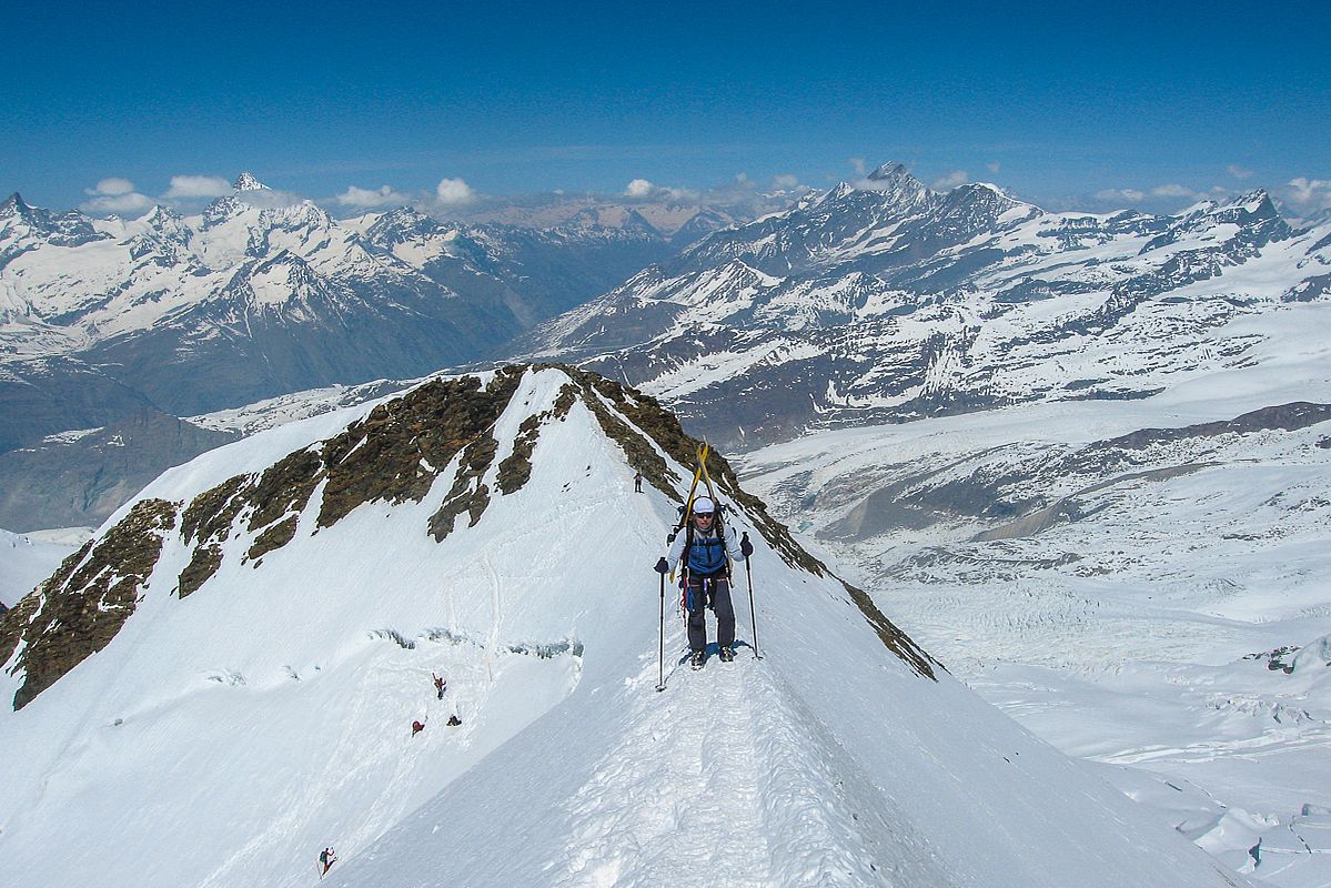 Am Gipfelgrat des Castor, im Hintergrund ein Super Wallis-Panorama 