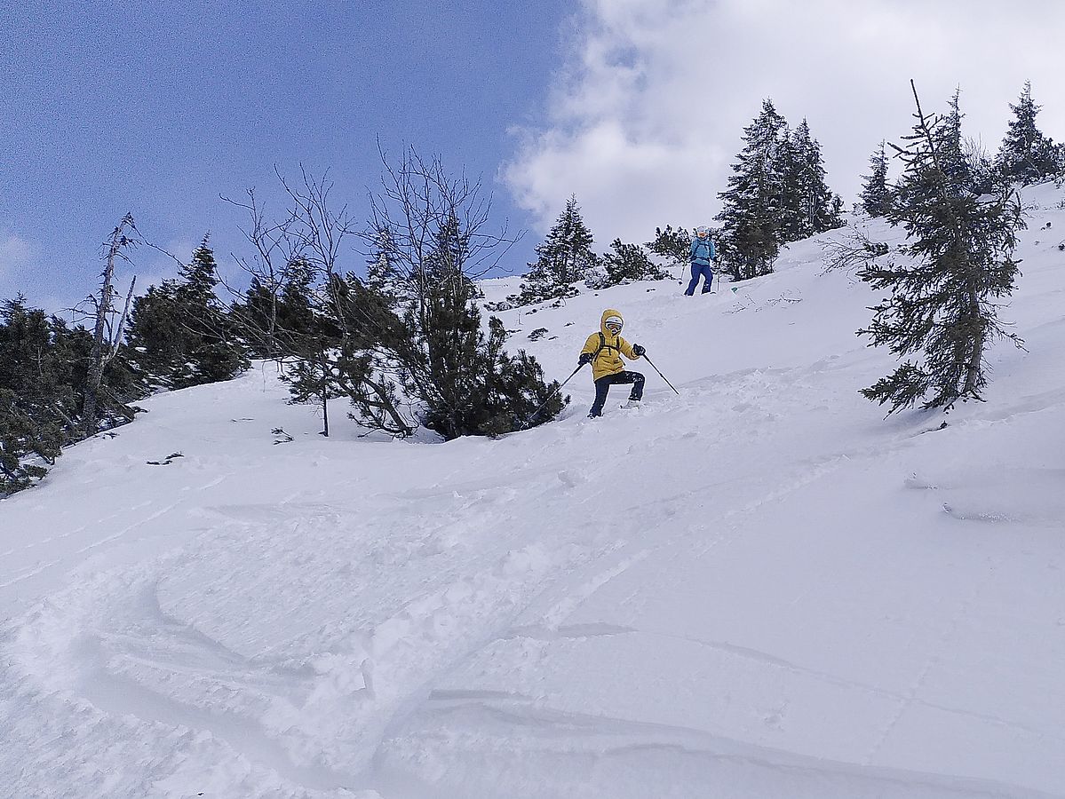 Abfahrt im Nordwesthang mit überraschend viel Schnee