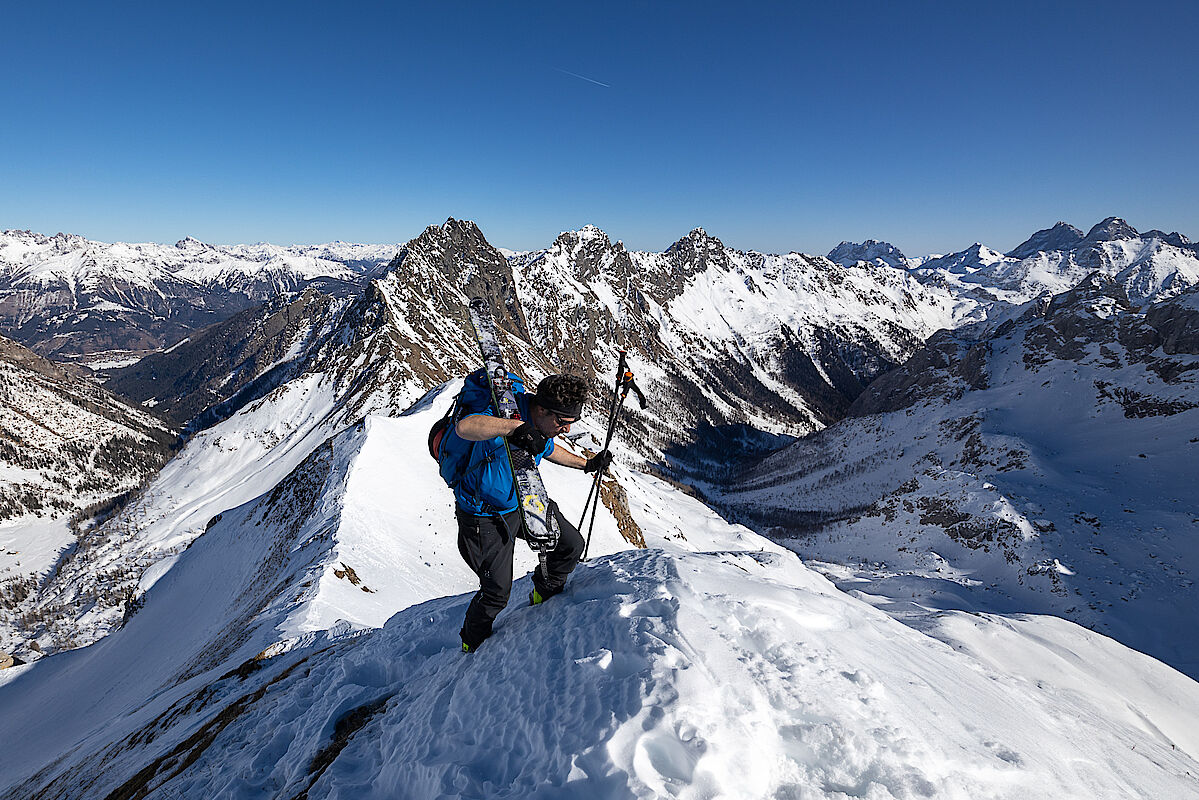 Auf den letzten Metern zum Gipfel mussten wir die Ski kurz tragen