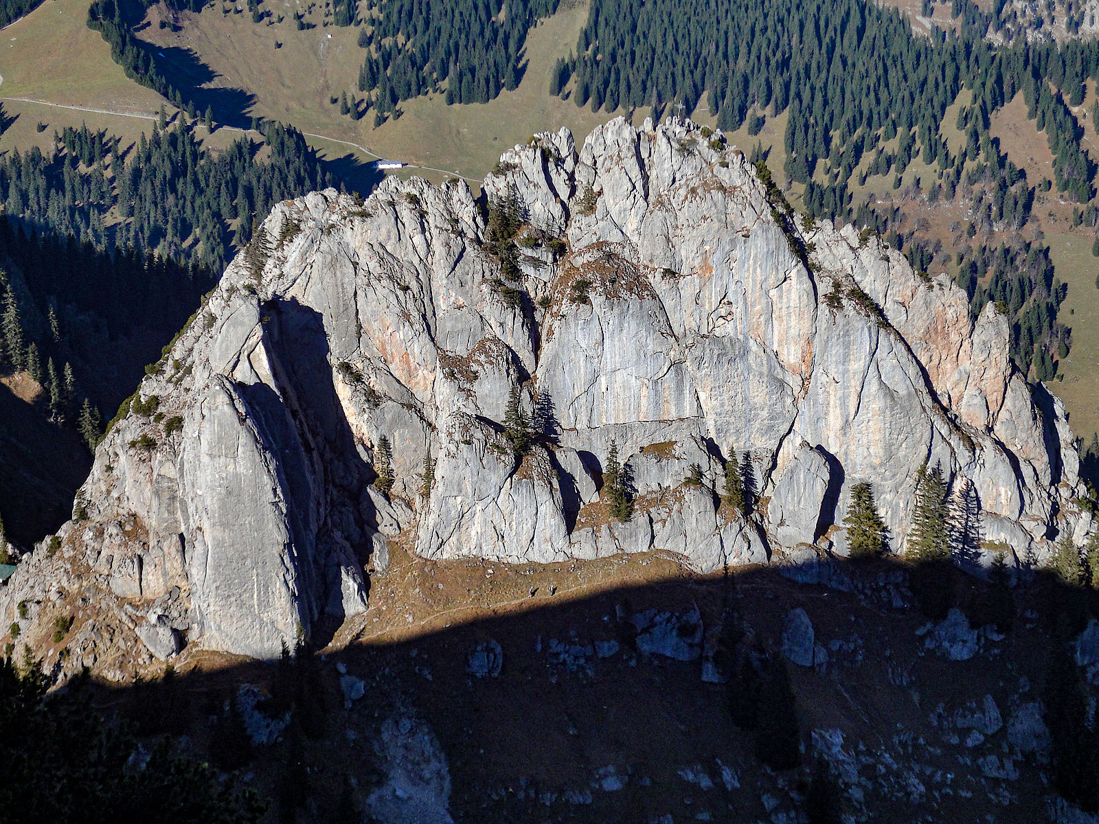 Blick auf die plattige Südwand Blick auf die plattige Südwand