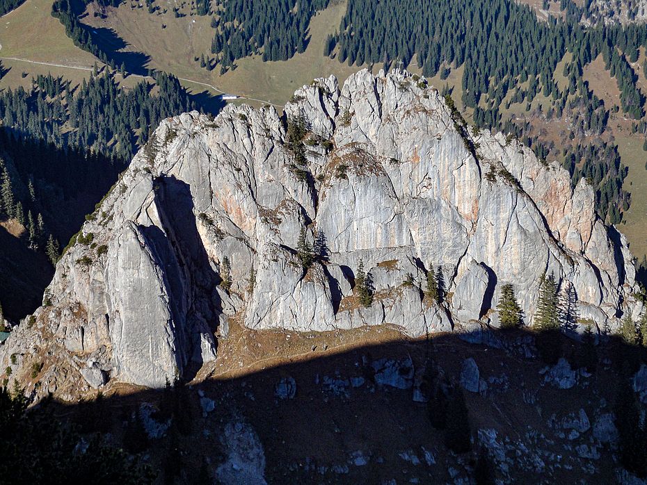 Blick auf die plattige Südwand Blick auf die plattige Südwand