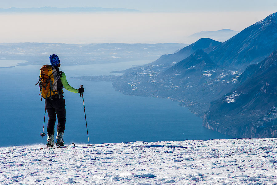 Winterlicher Süden - Blick über den Gardasee und die Po-Ebene bis zu den Apenninen 