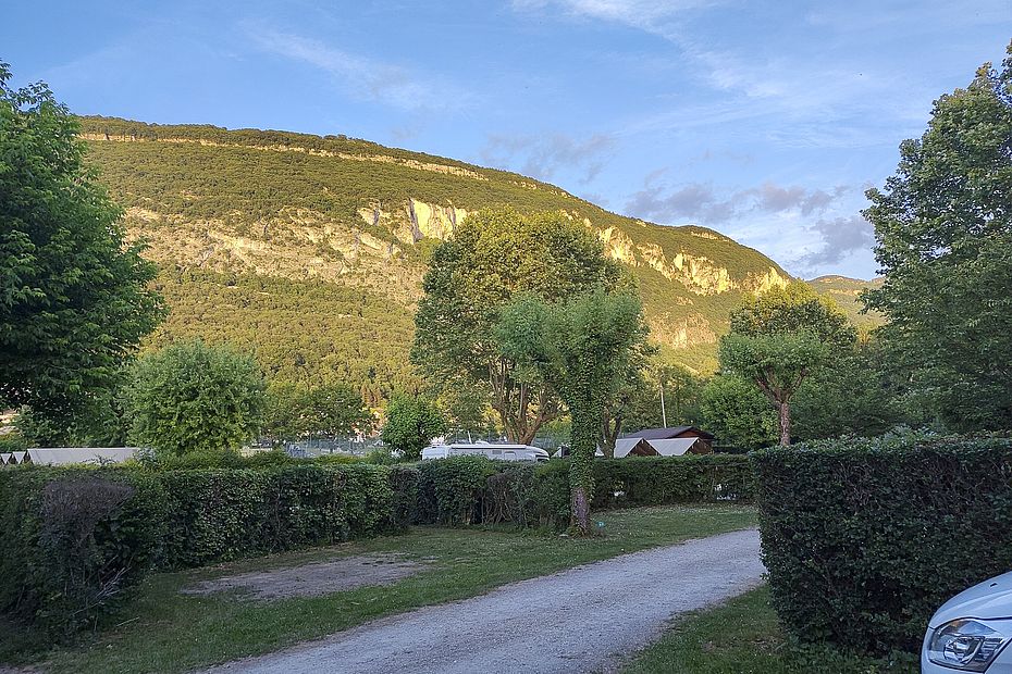 Blick vom Campingplatz in Chindrieux auf die vielen Felsen der Umgebung