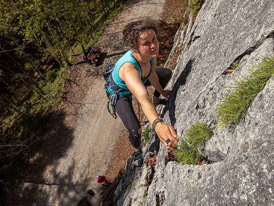Mira genießt die guten Griffe in Gmahde Wiesn (5)