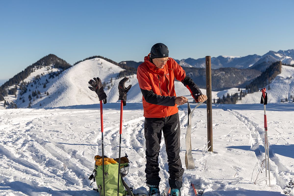Auf dem Waldkopf packen wir das erste Mal die Felle weg.