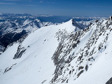 Blick zum Möselekopf - die Einsenkung im Nordgrat ist die Westliche Möselescharte, deren Ostflanke inzwischen ausgeapert ist und über den Möselekopf umgangen wird. Blick zum Möselekopf - die Einsenkung im Nordgrat ist die Westliche Möselescharte, deren Ostflanke inzwischen ausgeapert ist und über den Möselekopf umgangen wird.