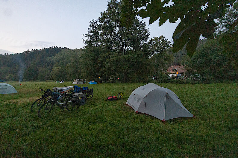 Idyllischer Campingplatz auf einer Ilzinsel bei der Schrottenbaummühle
