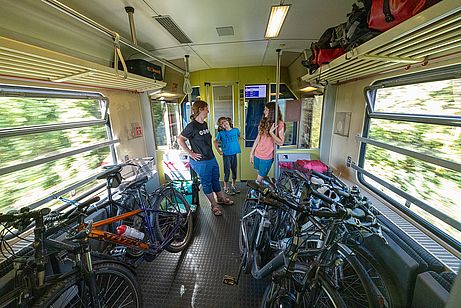 Gut gefülltes Fahrradabteil Gut gefülltes Fahrradabteil