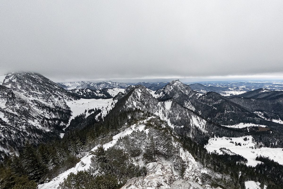 Am Gipfel dann kein Schneefall - aber im Westen sieht man die aufziehende Warmfront