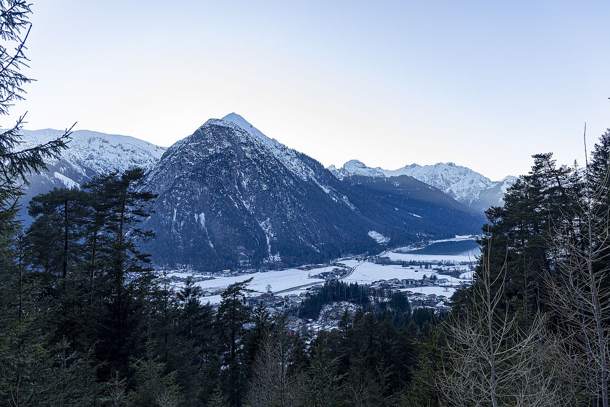 Blick im Nachmittagslicht zum Bärenkopf - hier kann man schattseitig bis ins Tal abfahren