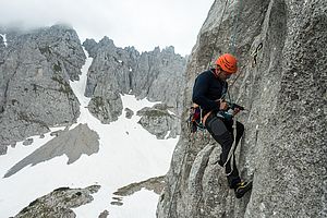 Sanierungsarbeiten am Klettergarten Kleinkaiser - hinten die Schnee gefüllte Rinne zum Schönwetterfensterl