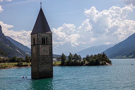 Vorbei am Reschensee geht es hinab nach Mals Vorbei am Reschensee geht es hinab nach Mals