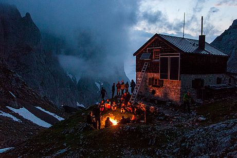 Sonnwendfeuer auf der Fritz-Pflaum-Hütte nach der Holzaktion der Alpenvereins Sektion Bayerland Sonnwendfeuer auf der Fritz-Pflaum-Hütte nach der Holzaktion der Alpenvereins Sektion Bayerland