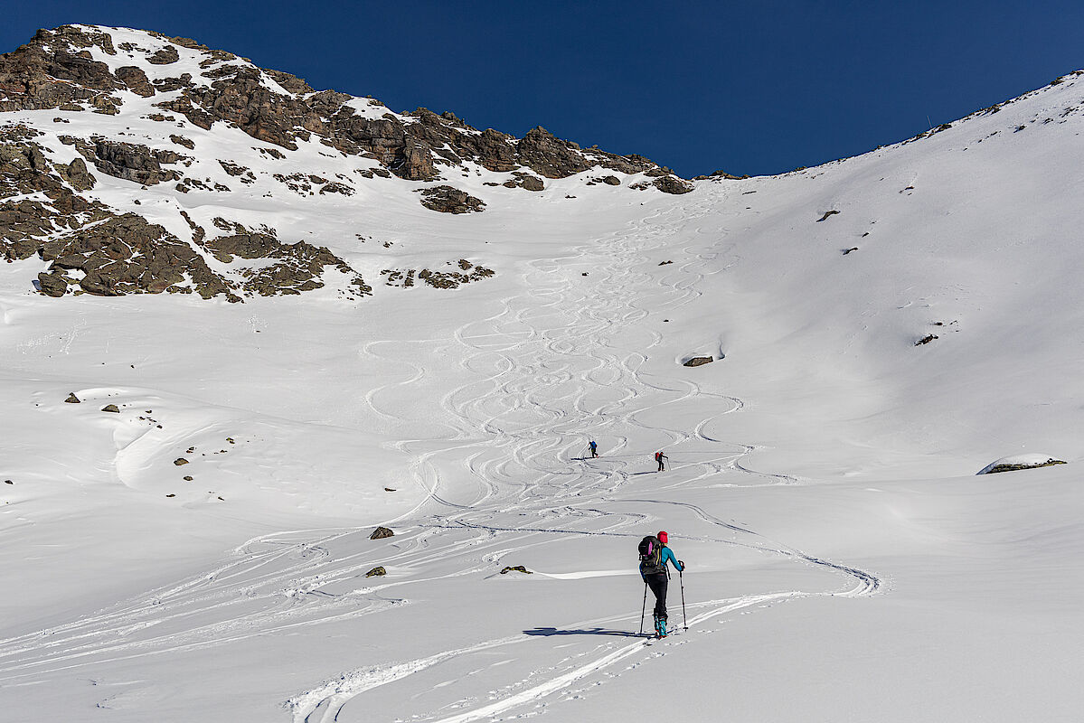 Der steilere Hang zur Scharte vor der Glungezerhütte