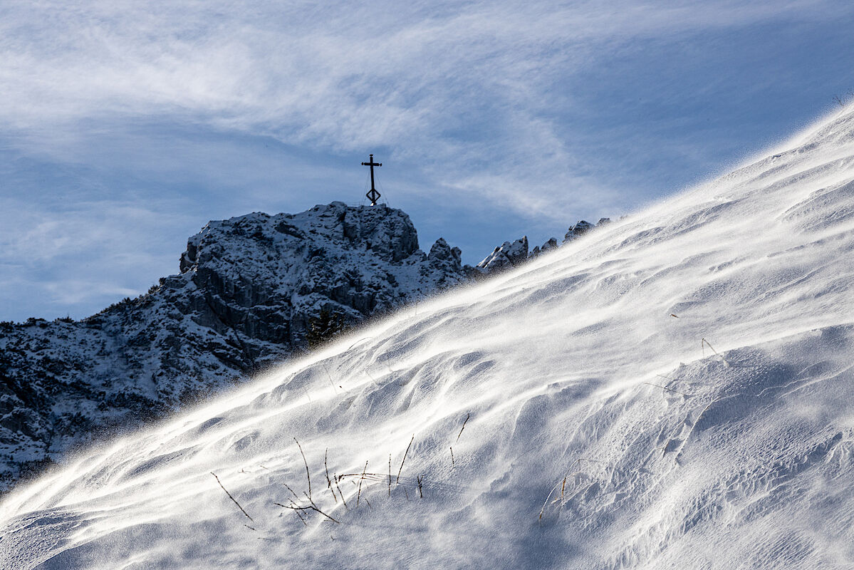 Der Föhn verfrachtet bereits wieder die wenigen cm Neuschnee von gestern