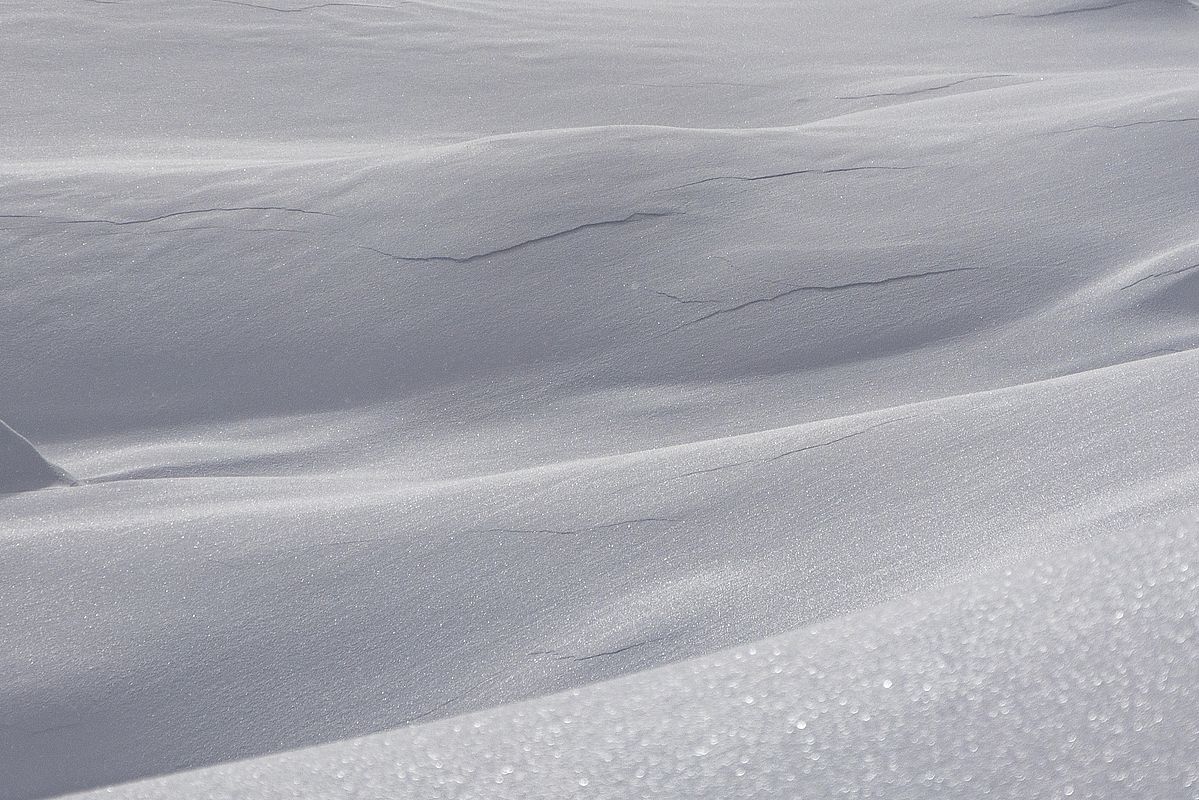 Setzungsgeräusche mit großflächigen Rissbildungen