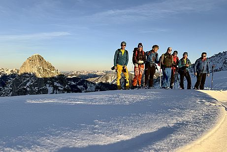 Die Crew vor den goldenen Ruchenköpfen