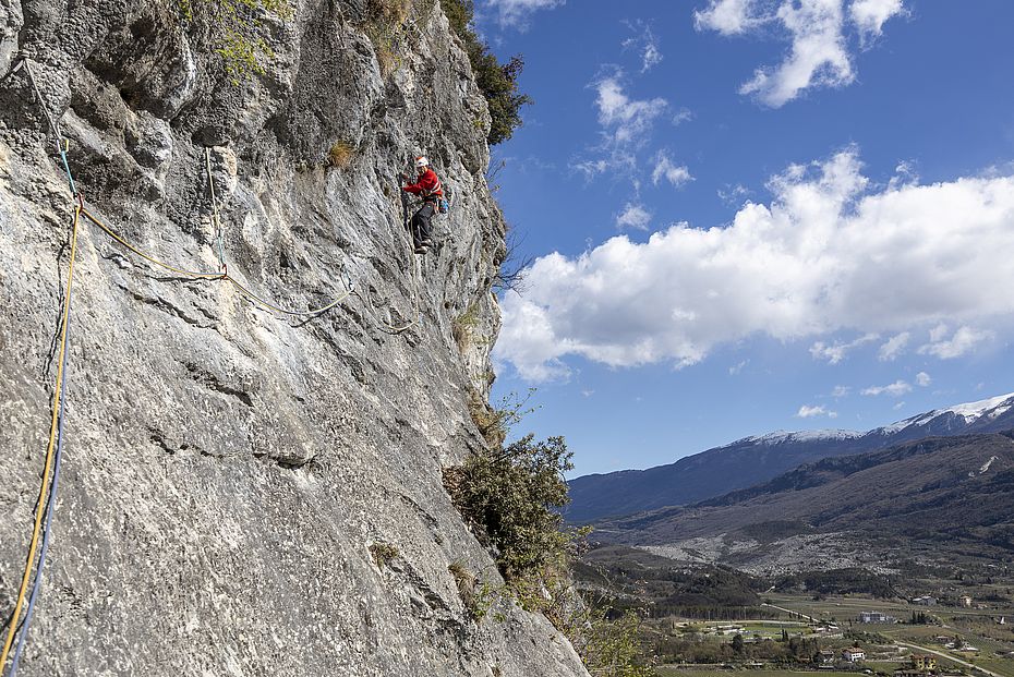 Neben Sportkletterrouten gibt es in Arco auch unzählige Mehrseillängenrouten zu klettern
